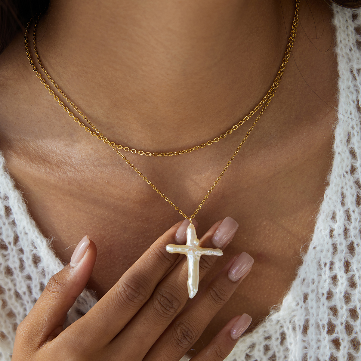 Detail perleťového kříže Pearl Cross